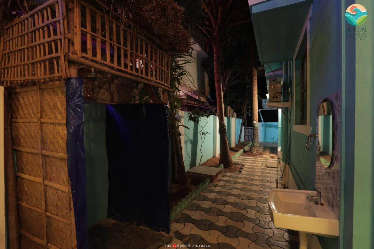 Tropical Wave Hostel Morjim Goa ภายนอก รูปภาพ