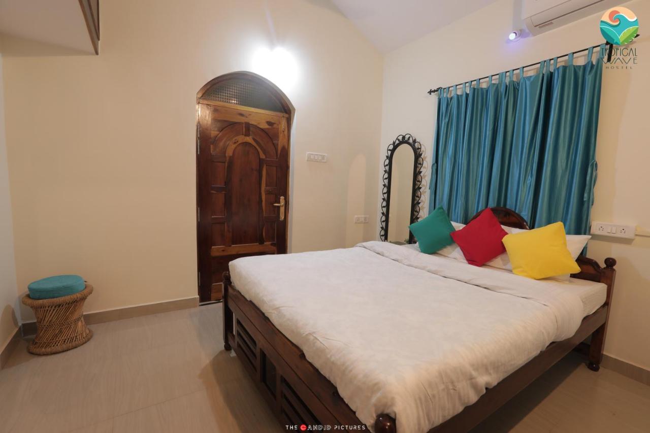 Tropical Wave Hostel Morjim Goa ภายนอก รูปภาพ