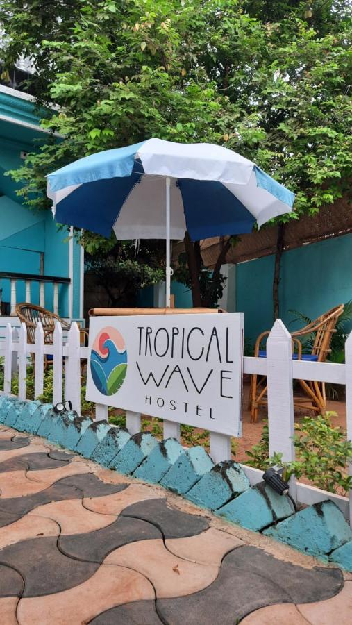 Tropical Wave Hostel Morjim Goa ภายนอก รูปภาพ