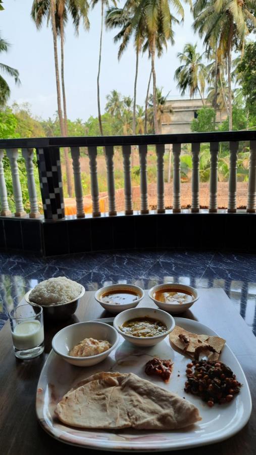 Tropical Wave Hostel Morjim Goa ภายนอก รูปภาพ