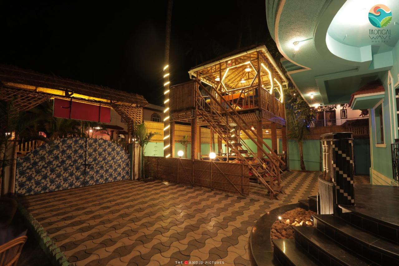 Tropical Wave Hostel Morjim Goa ภายนอก รูปภาพ