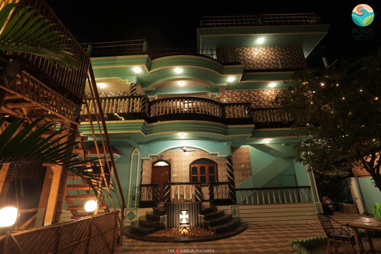 Tropical Wave Hostel Morjim Goa ภายนอก รูปภาพ