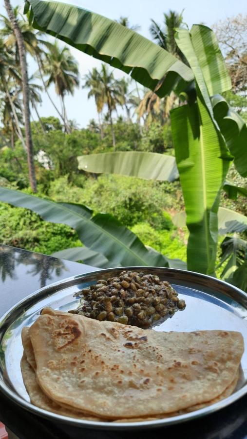 Tropical Wave Hostel Morjim Goa ภายนอก รูปภาพ