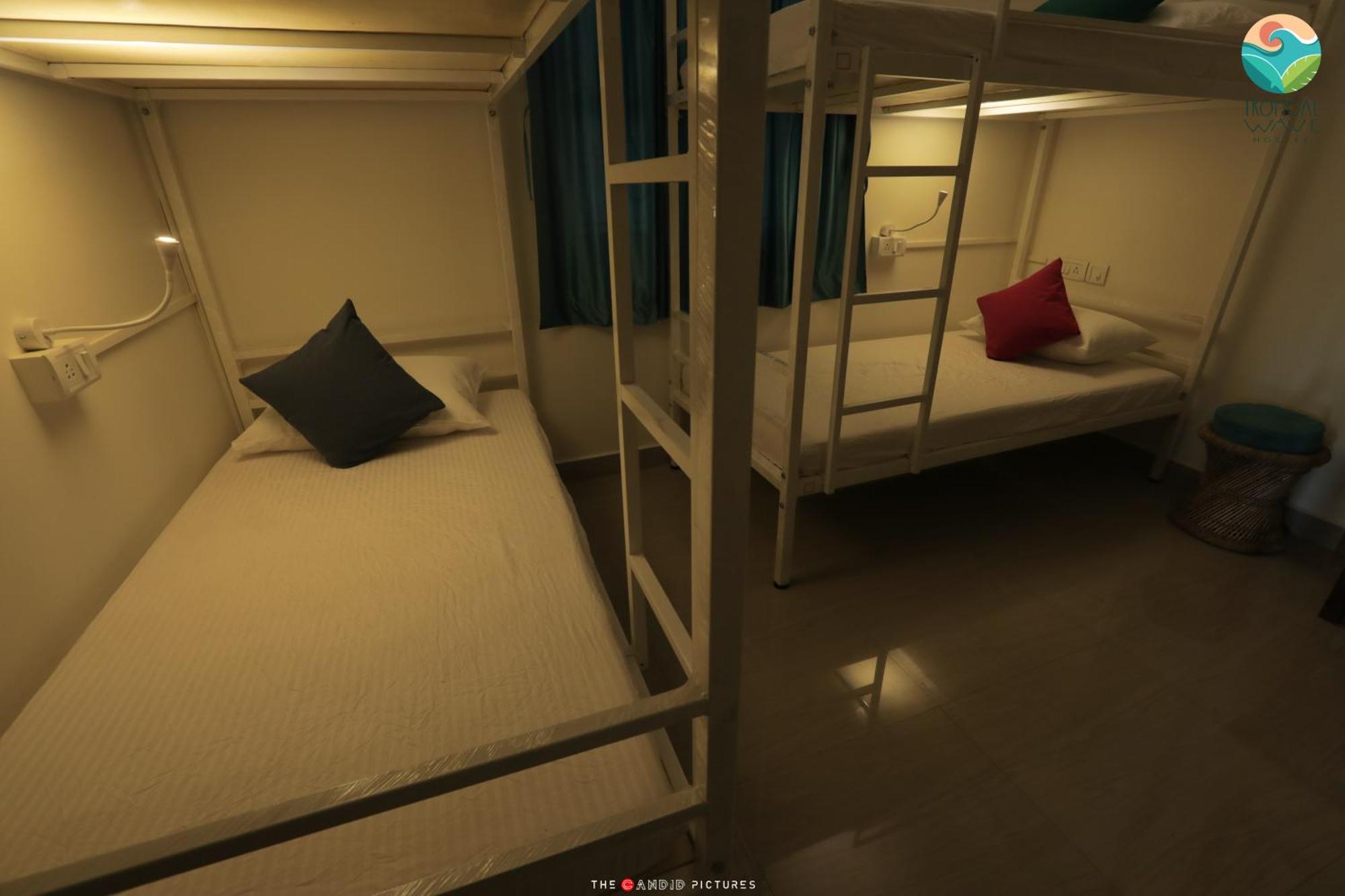 Tropical Wave Hostel Morjim Goa ภายนอก รูปภาพ