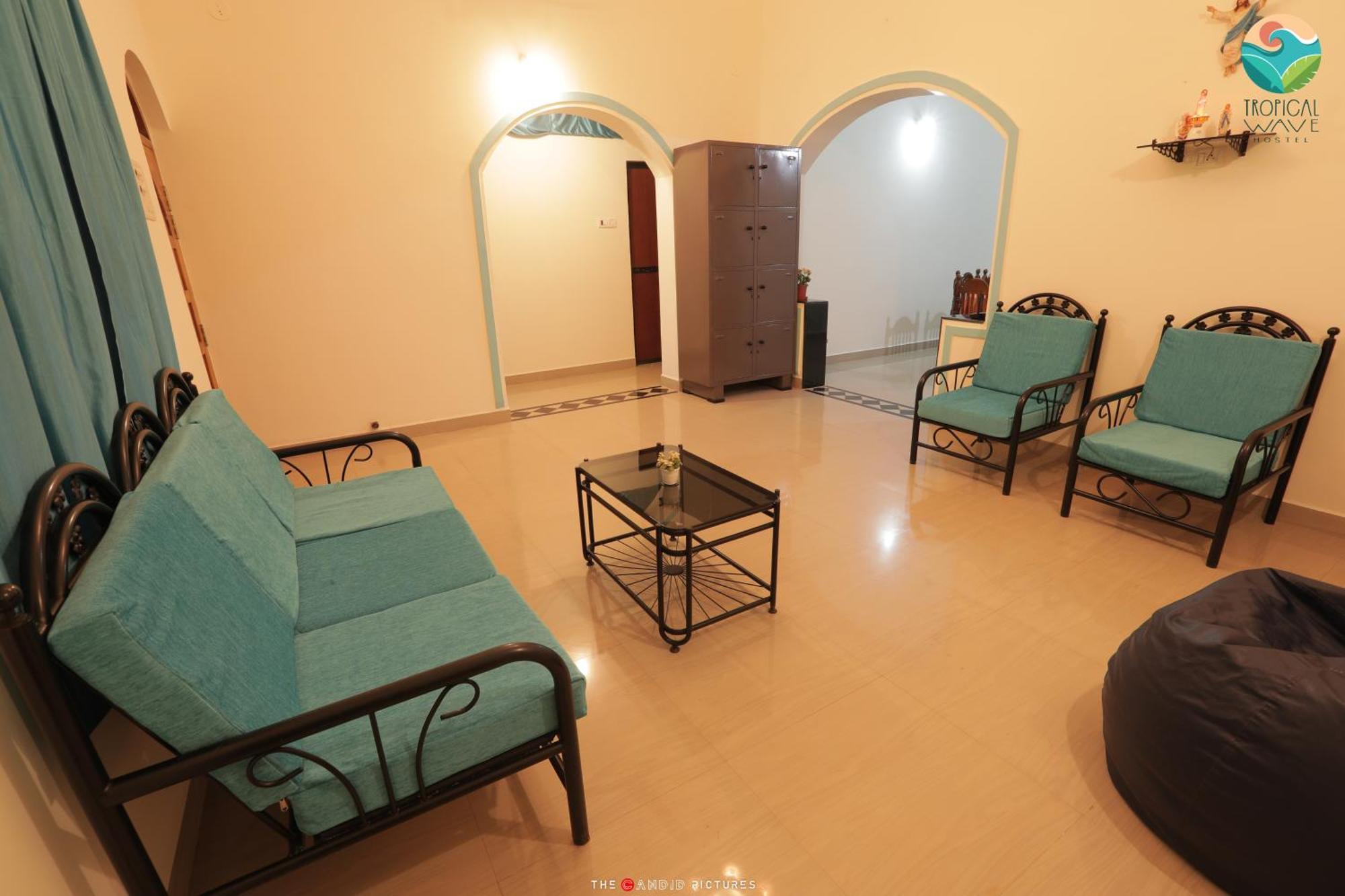 Tropical Wave Hostel Morjim Goa ภายนอก รูปภาพ